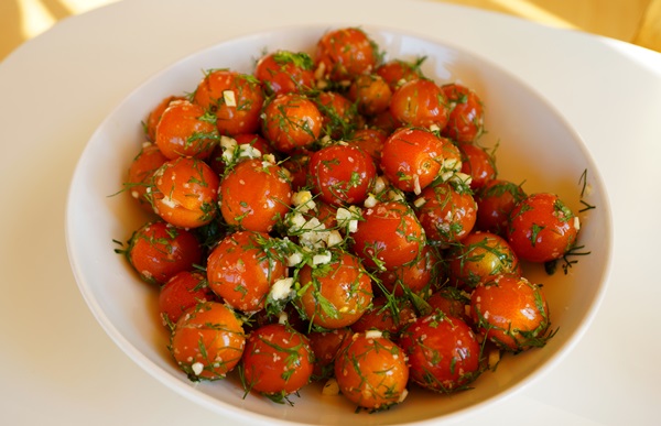 Frisch gesalzene Tomaten in einer Tasche und in einem Kochtopf