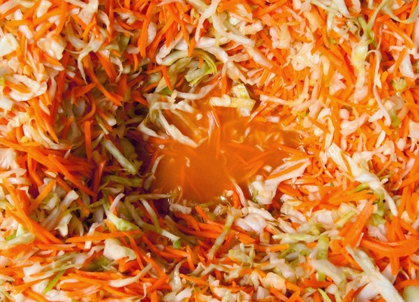 Marinierter Kohl für den Winter - knusprig, in Salzlake, lecker, mit Aspirin, in Dosen, ohne Sterilisation, unter Eisenabdeckungen
