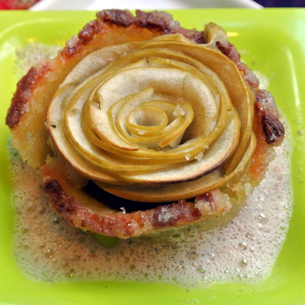 Sehr lecker Charlotte mit Äpfeln