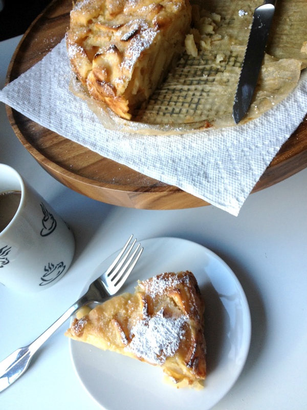 Sehr lecker Charlotte mit Äpfeln