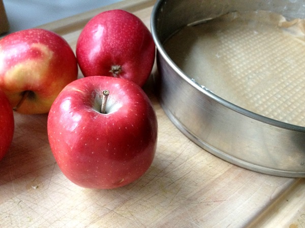 Sehr lecker Charlotte mit Äpfeln