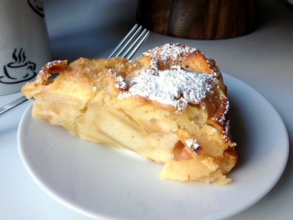 Sehr lecker Charlotte mit Äpfeln