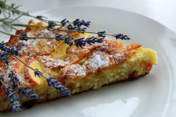 Sehr lecker Charlotte mit Äpfeln