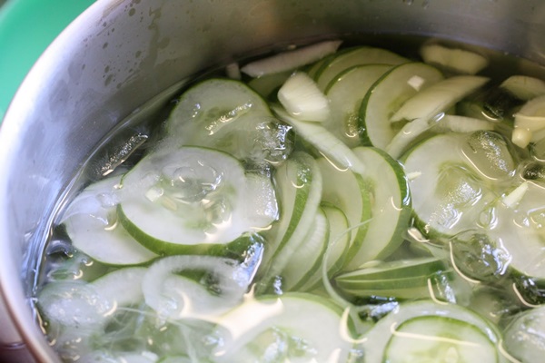 Einfache Rezepte für die Konservierung von Gurken für den Winter ohne Essig