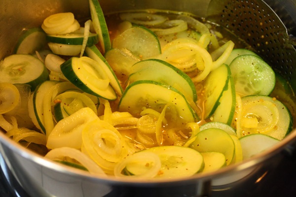 Einfache Rezepte für die Konservierung von Gurken für den Winter ohne Essig