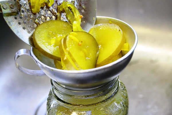 Einfache Rezepte für die Konservierung von Gurken für den Winter ohne Essig