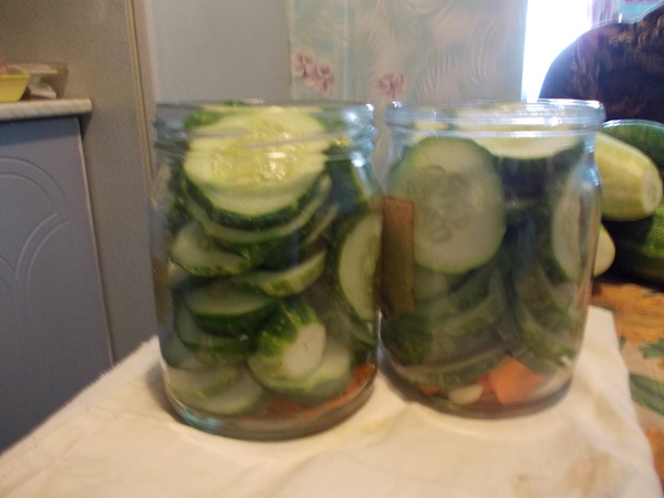 Tasty Gurken mit Knoblauch für den Winter