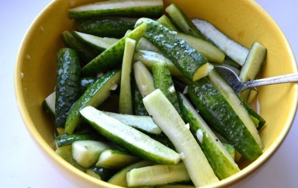 Gurken mit Senf für den Winter ohne Sterilisation und damit heiß und kalt. Salat aus überreifen Gurken mit Senf