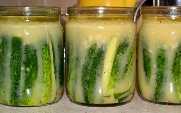 Gurken mit Senf für den Winter ohne Sterilisation und damit heiß und kalt. Salat aus überreifen Gurken mit Senf