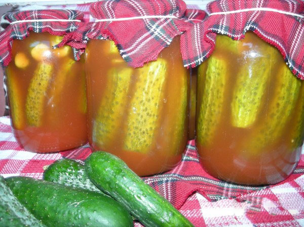 Gurken mit Ketchup für den Winter - ohne Sterilisation, in Dosen. Für den Winter scharfe und knusprige Gurken mit Ketchup-Chili ernten Gurken mit Ketchup für den Winter - ohne Sterilisation, in Dosen. Für den Winter scharfe und knusprige Gurken mit Ketchup-Chili ernten