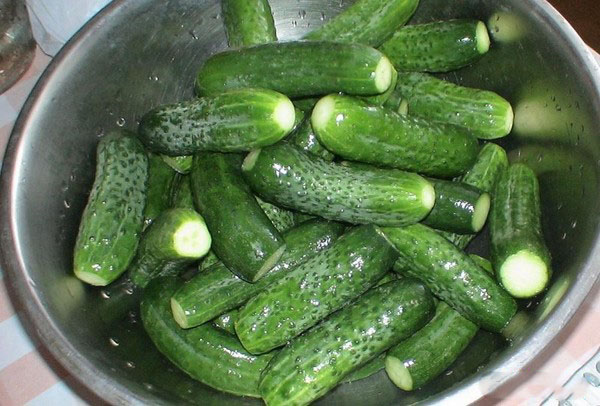 Gurken mit Ketchup für den Winter - ohne Sterilisation, in Dosen. Für den Winter scharfe und knusprige Gurken mit Ketchup-Chili ernten