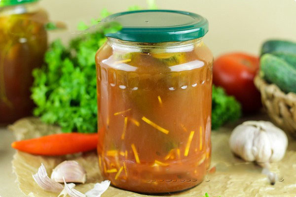 Gurken mit Ketchup für den Winter - ohne Sterilisation, in Dosen. Für den Winter scharfe und knusprige Gurken mit Ketchup-Chili ernten
