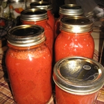 Gurken in Tomaten für den Winter