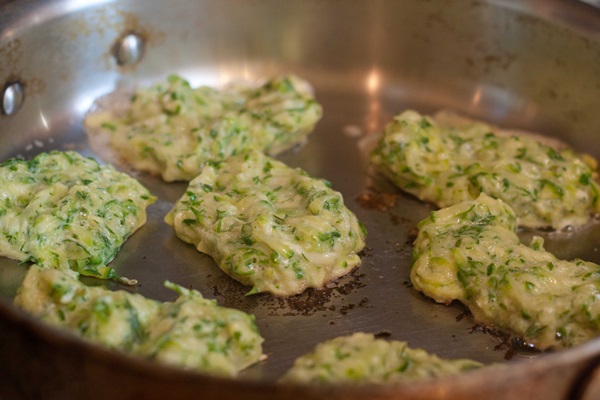 Leckere Pfannkuchen aus Zucchini auf schnelle Rezepte