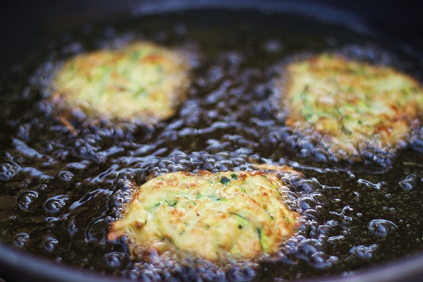 Leckere Pfannkuchen aus Zucchini auf schnelle Rezepte