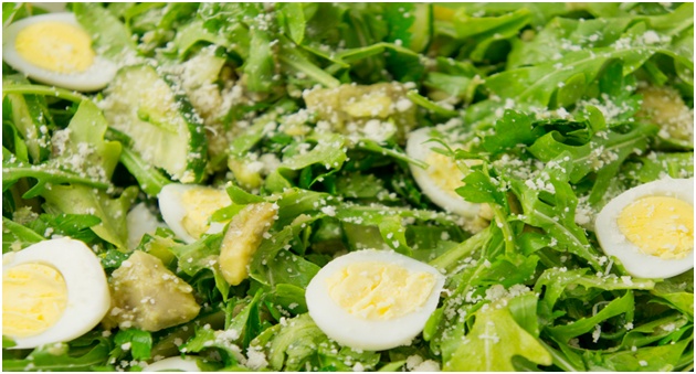 Rucola mit Eiern