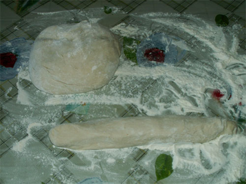 eine große Wurst ausrollen eine große Wurst ausrollen