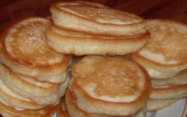 Üppige Pfannkuchen auf Hefe