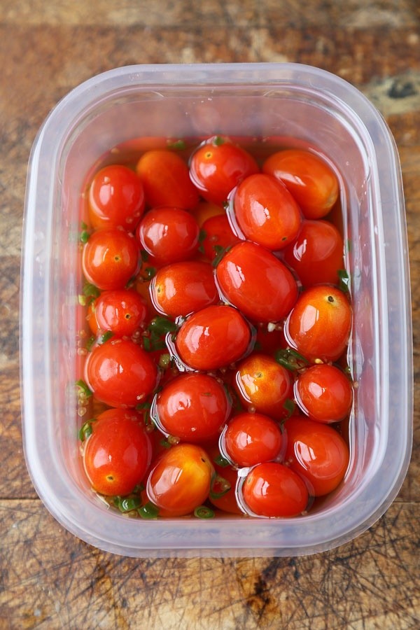 Tomaten mit Knoblauch für den Winter, Rezepte. Tomatenernte mit Knoblauch für den Winter: ein Rezept für schnelles Kochen, ohne Sterilisation, gesalzen ohne zu baden