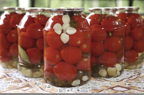 Tomaten mit Knoblauch für den Winter, Rezepte. Tomatenernte mit Knoblauch für den Winter: ein Rezept für schnelles Kochen, ohne Sterilisation, gesalzen ohne zu baden