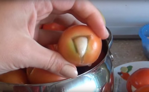 Tomaten mit Knoblauch für den Winter, Rezepte. Tomatenernte mit Knoblauch für den Winter: ein Rezept für schnelles Kochen, ohne Sterilisation, gesalzen ohne zu baden