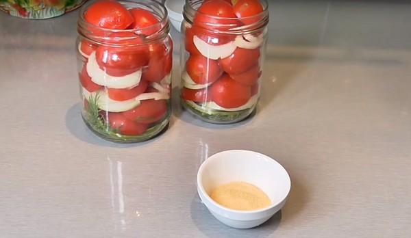 Tomaten in Gelatine für den Winter - Rezepte mit Zwiebeln, ohne Sterilisation. Geerntete Tomaten in Gelatine für den Winter geerntet