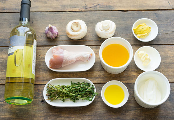 Ein einfaches Rezept: Hühnchen mit Pilzen in Senf-Sahne-Sauce