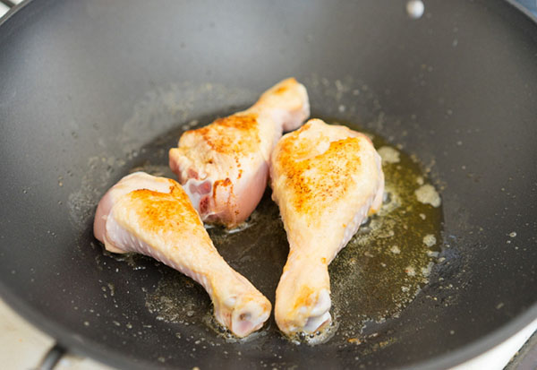 Ein einfaches Rezept: Hühnchen mit Pilzen in Senf-Sahne-Sauce