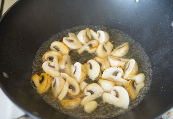 Ein einfaches Rezept: Hühnchen mit Pilzen in Senf-Sahne-Sauce