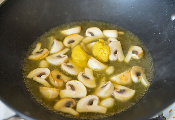 Ein einfaches Rezept: Hühnchen mit Pilzen in Senf-Sahne-Sauce
