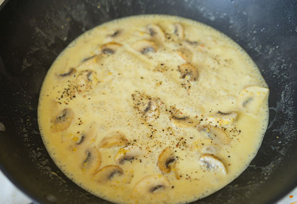Ein einfaches Rezept: Hühnchen mit Pilzen in Senf-Sahne-Sauce
