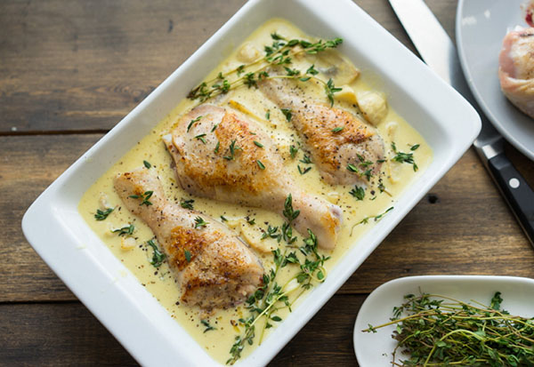 Ein einfaches Rezept: Hühnchen mit Pilzen in Senf-Sahne-Sauce