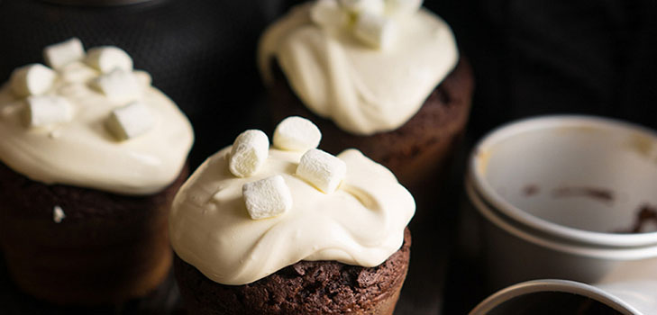 Ein einfaches Rezept: festliche Schokoladenmuffins mit Ganash