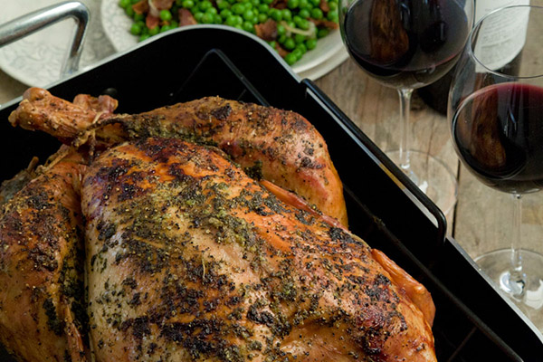 Das Rezept für die Türkei für das neue Jahr 2017 und Weihnachten - im Ofen, multivark, in einer Pfanne, mit saurer Sahnesauce und Gemüse