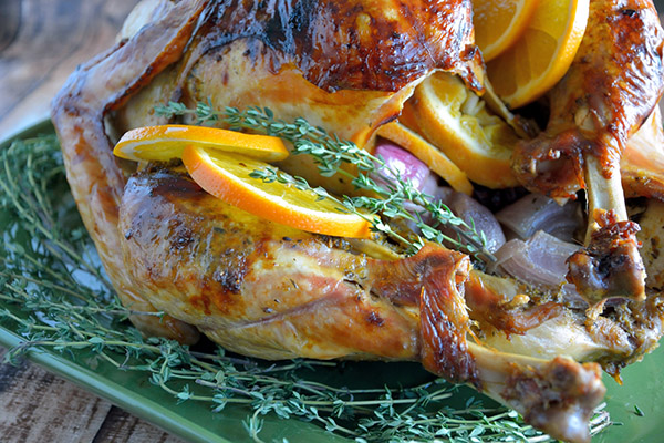 Das Rezept für die Türkei für das neue Jahr 2017 und Weihnachten - im Ofen, multivark, in einer Pfanne, mit saurer Sahnesauce und Gemüse