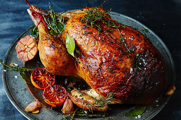 Das Rezept für die Türkei für das neue Jahr 2017 und Weihnachten - im Ofen, multivark, in einer Pfanne, mit saurer Sahnesauce und Gemüse