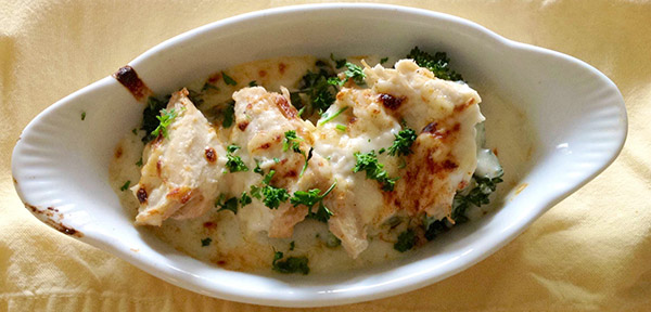 Das Rezept für die Türkei für das neue Jahr 2017 und Weihnachten - im Ofen, multivark, in einer Pfanne, mit saurer Sahnesauce und Gemüse