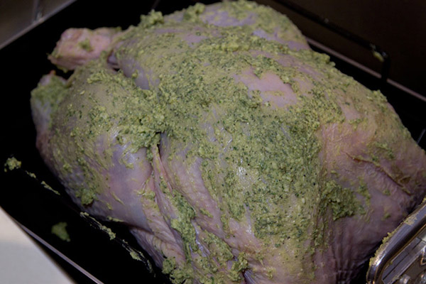 Das Rezept für die Türkei für das neue Jahr 2017 und Weihnachten - im Ofen, multivark, in einer Pfanne, mit saurer Sahnesauce und Gemüse