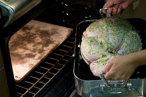 Das Rezept für die Türkei für das neue Jahr 2017 und Weihnachten - im Ofen, multivark, in einer Pfanne, mit saurer Sahnesauce und Gemüse