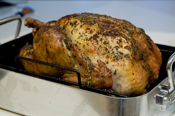 Das Rezept für die Türkei für das neue Jahr 2017 und Weihnachten - im Ofen, multivark, in einer Pfanne, mit saurer Sahnesauce und Gemüse