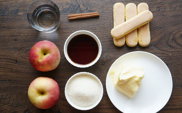 Rezept für exquisiten Apfel Charlotte mit Cookies Savoyardi