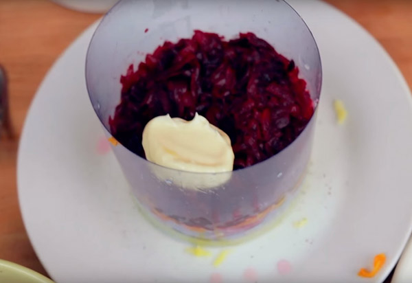 Rezept für Hering unter dem Pelzmantel für neues Jahr zu Hause - Klassiker, Rolle, mit Apfel Schritt für Schritt