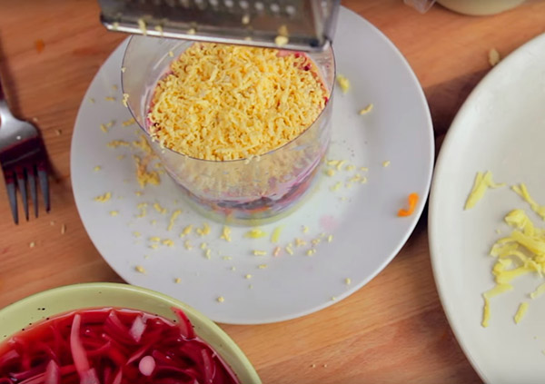 Rezept für Hering unter dem Pelzmantel für neues Jahr zu Hause - Klassiker, Rolle, mit Apfel Schritt für Schritt