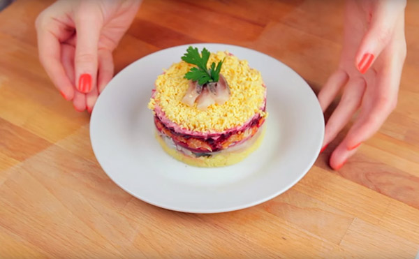 Rezept für Hering unter dem Pelzmantel für neues Jahr zu Hause - Klassiker, Rolle, mit Apfel Schritt für Schritt