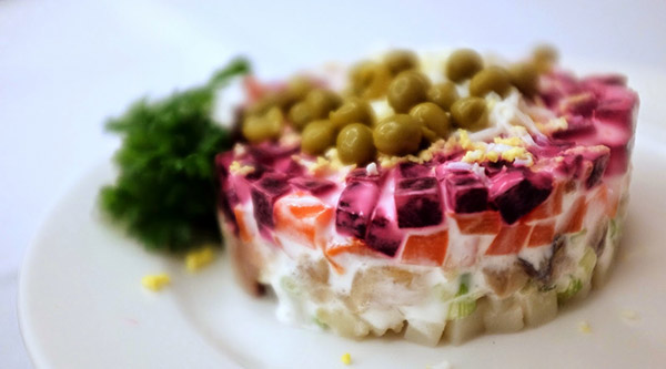 Rezept für Hering unter dem Pelzmantel für neues Jahr zu Hause - Klassiker, Rolle, mit Apfel Schritt für Schritt