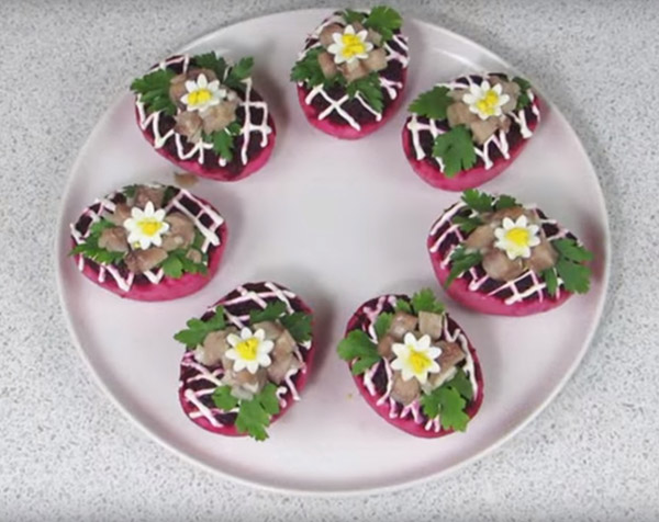 Rezept für Hering unter dem Pelzmantel für neues Jahr zu Hause - Klassiker, Rolle, mit Apfel Schritt für Schritt