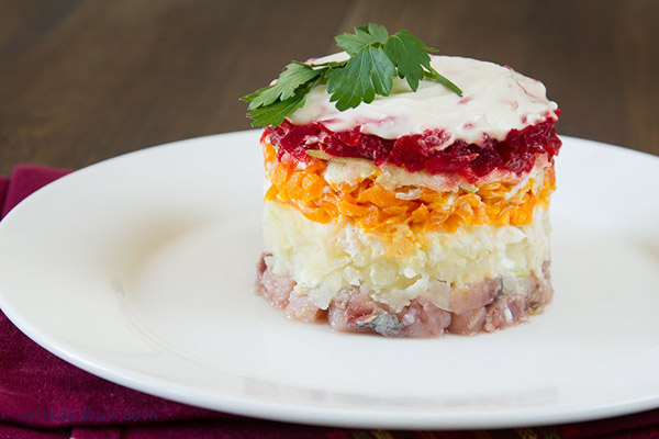 Rezept für Hering unter dem Pelzmantel für neues Jahr zu Hause - Klassiker, Rolle, mit Apfel Schritt für Schritt