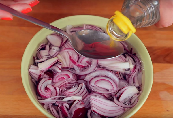 Rezept für Hering unter dem Pelzmantel für neues Jahr zu Hause - Klassiker, Rolle, mit Apfel Schritt für Schritt