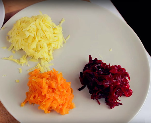 Rezept für Hering unter dem Pelzmantel für neues Jahr zu Hause - Klassiker, Rolle, mit Apfel Schritt für Schritt