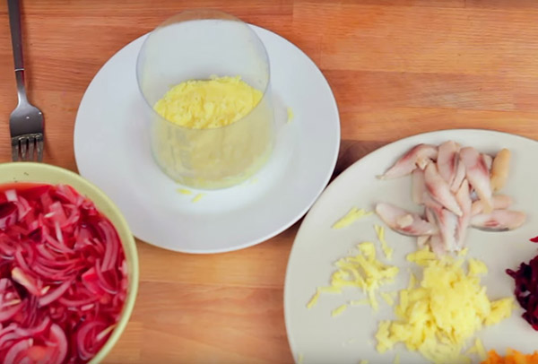 Rezept für Hering unter dem Pelzmantel für neues Jahr zu Hause - Klassiker, Rolle, mit Apfel Schritt für Schritt